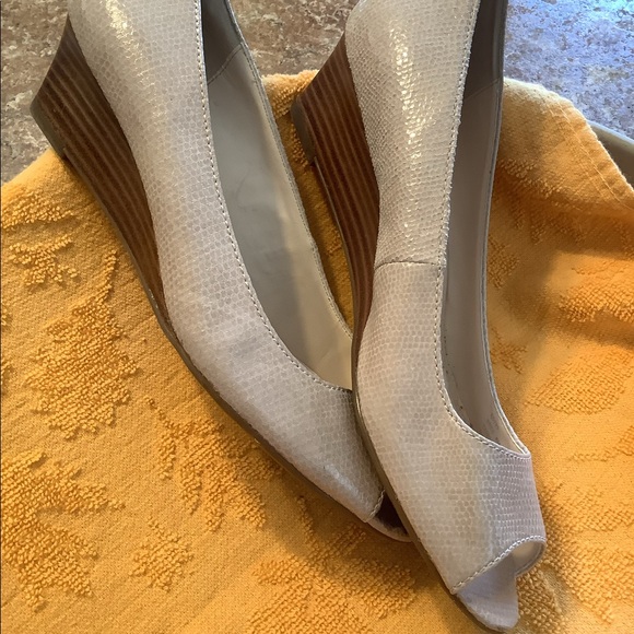 CALVIN KLEIN 2” HEEL PUMP - Picture 4 of 6